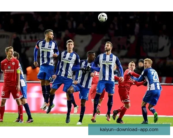 德累斯顿与赫塔球迷互掷烟火引发冲突 比赛中断20分钟局势紧张